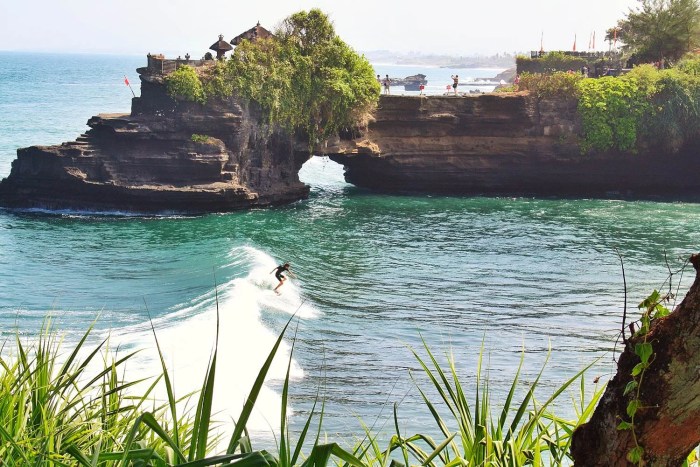 Batu bolong pantai