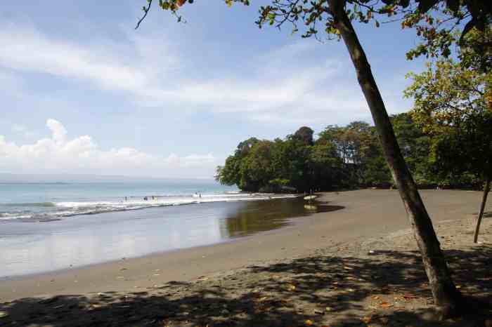 Pantai karas batu ramai gunung susi pudjiastuti sekitar batukaras okezone