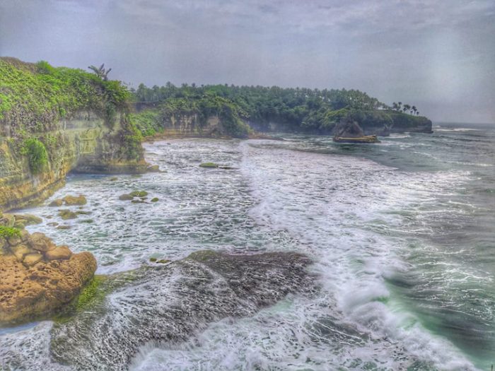 Pantai karang gantungan