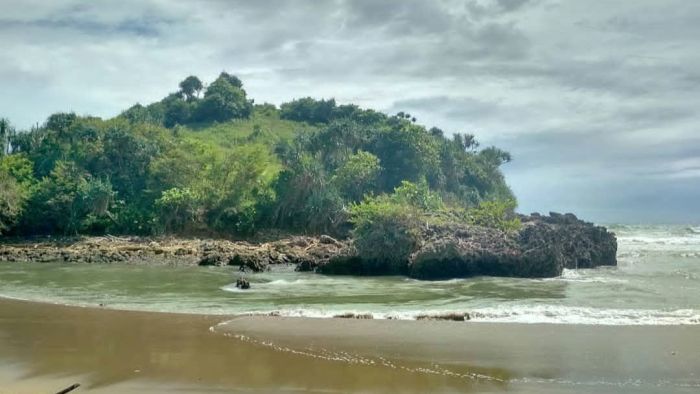 Pantai malang kakiku cerita jejak lalu np