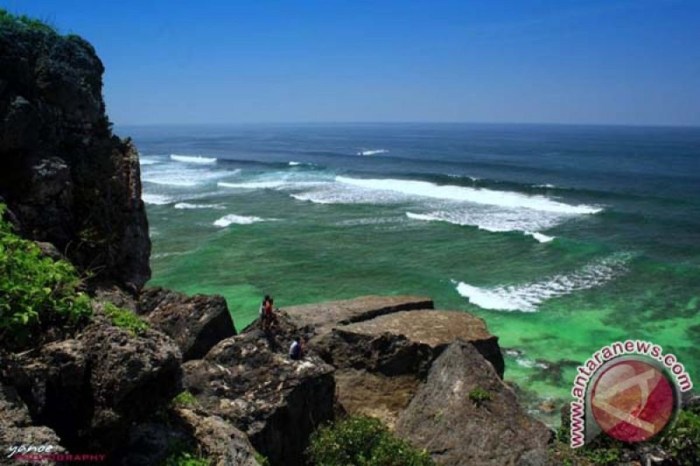 Watu pantai bolong lumbung gunungkidul travelspromo fenta tiket