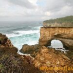 Bolong karang pantai banten ikonik yang