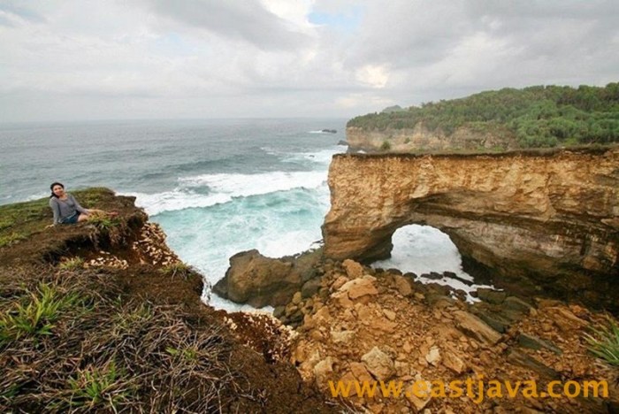 Bolong karang pantai banten ikonik yang